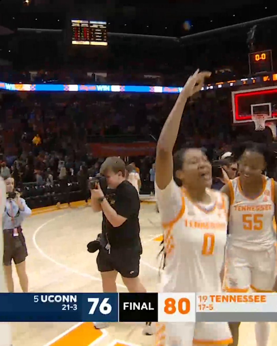 TENNESSEE TAKES DOWN UCONN! First-year Lady Vols coach Kim Caldwell beats Geno Auriemma in their first meeting 👏