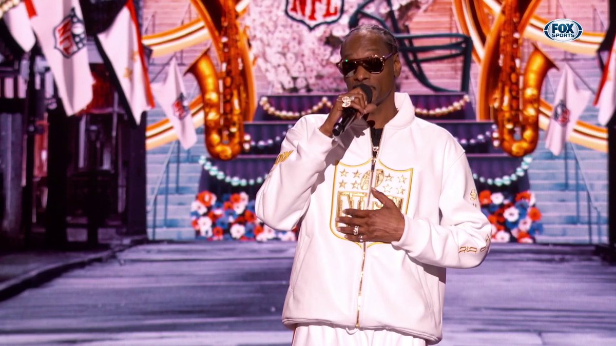 The NFL Honors kick off with Snoop Dogg!