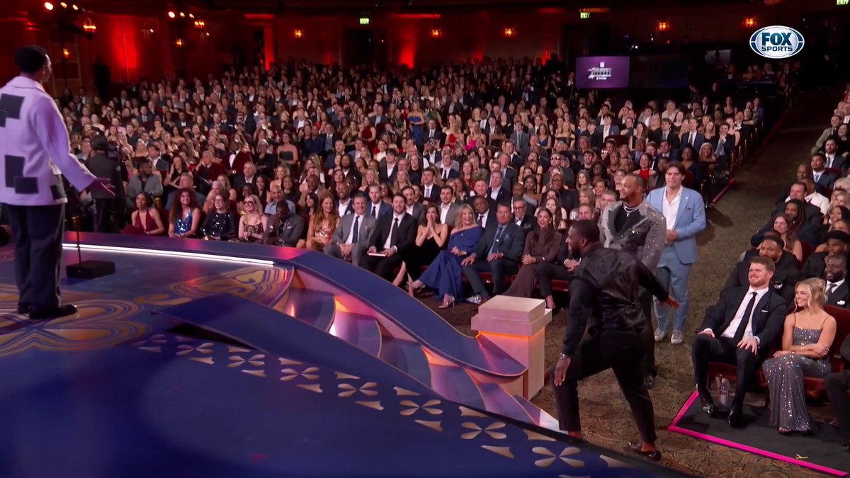 A DANCE OFF HAS BROKEN OUT AT NFL HONORS! 🕺