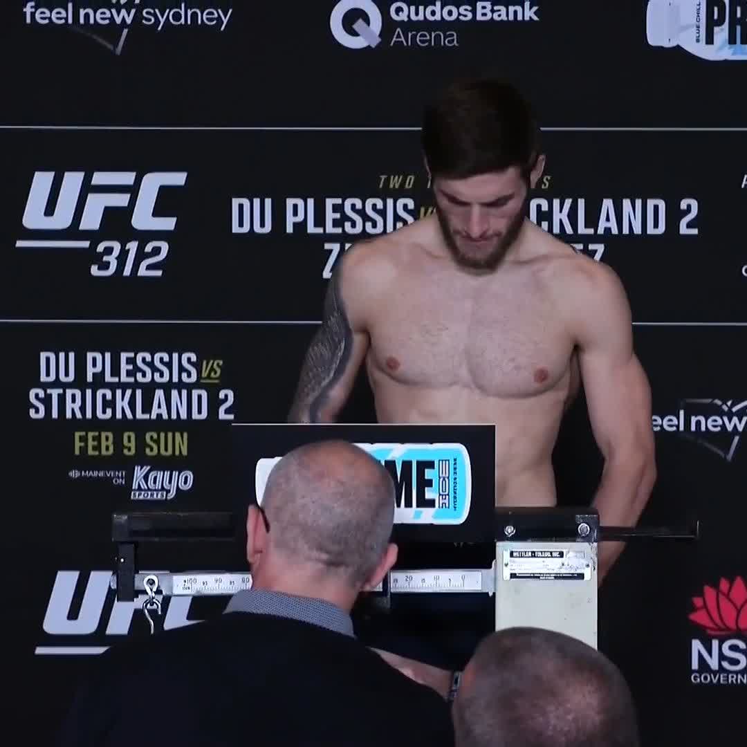 Listo para su debut 135.5 libras marca @Aleksandre1996 🇪🇸🇬🇪 #UFC312