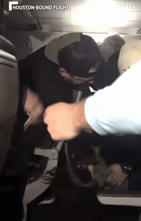 🚨🇺🇸MID-FLIGHT CHAOS: PASSENGER RESTRAINED AFTER CRACKING PLANE WINDOW A Frontier Airlines flight from Denver to Houston turned chaotic when a passenger began punching seats, then kicked a window, cracking its interior panel. Passenger Victoria Clark: "I was freaking out. Tears. Screaming for help." With flight attendants unresponsive, several male passengers, including Clark’s fiancé, used shoelaces and flex cuffs to restrain the man for over an hour. The plane landed safely at Bush Intercontinental Airport. Frontier Airlines has opted not to press charges, but the FBI is now investigating. Source: KHOU