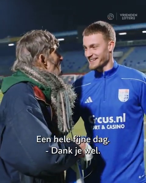 👕 PEC Zwolle zet oudste verslaggever Arend (85) in het zonnetje! 💙🤍 #VoetbalGeeft | @Vriendenloterij