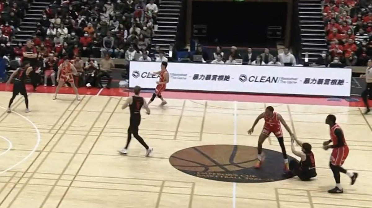 ブラックシアー選手が倒れこんだ安藤選手へ手を差し伸べてくれた1シーン。 そして、試合終了後には広島の選手やファンの皆さんが、スタンディングオベーションで送り出してくださいました。 広島の皆さんの想いも胸に刻み、優勝を掴み取りに行きます。 熱い試合を、ありがとうございました！🔥 #アルバルク東京 #天皇杯
