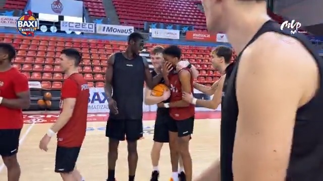 Parecía que iba a ser un entrenamiento más de BAXI Kids&Us Manresa en el Nou Congost, pero los chicos de Kids&Us ManresaB tenían otro plan 😎 ¡Así entregaron a DERRICK ALSTON JR. el #MVPMovistar de enero de la #LigaEndesa! 🏆 ✨ Derrick Alston Jr. | Movistar España