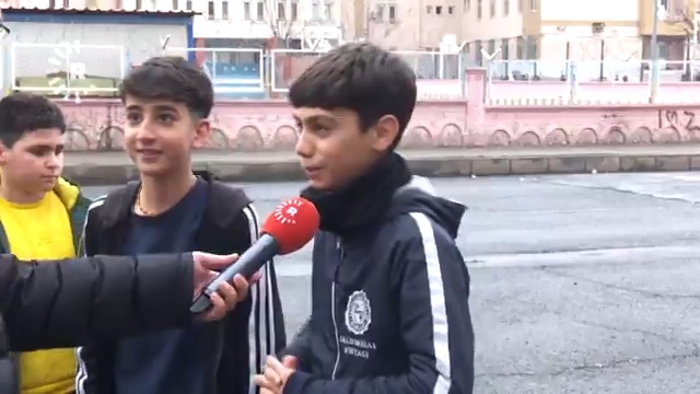 Li Amedê ez rastê van zarokên şirîn hatim. Ka berê xwe bidinê çiqas xweş bi kurdî diaxivin.