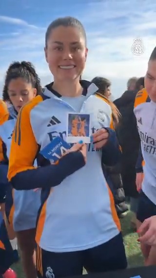 📸💳📱 ¡Sorpresa especial para nuestras jugadoras al recibir sus tarjetas digitales de Sanitas! #ImpulsoSanitas