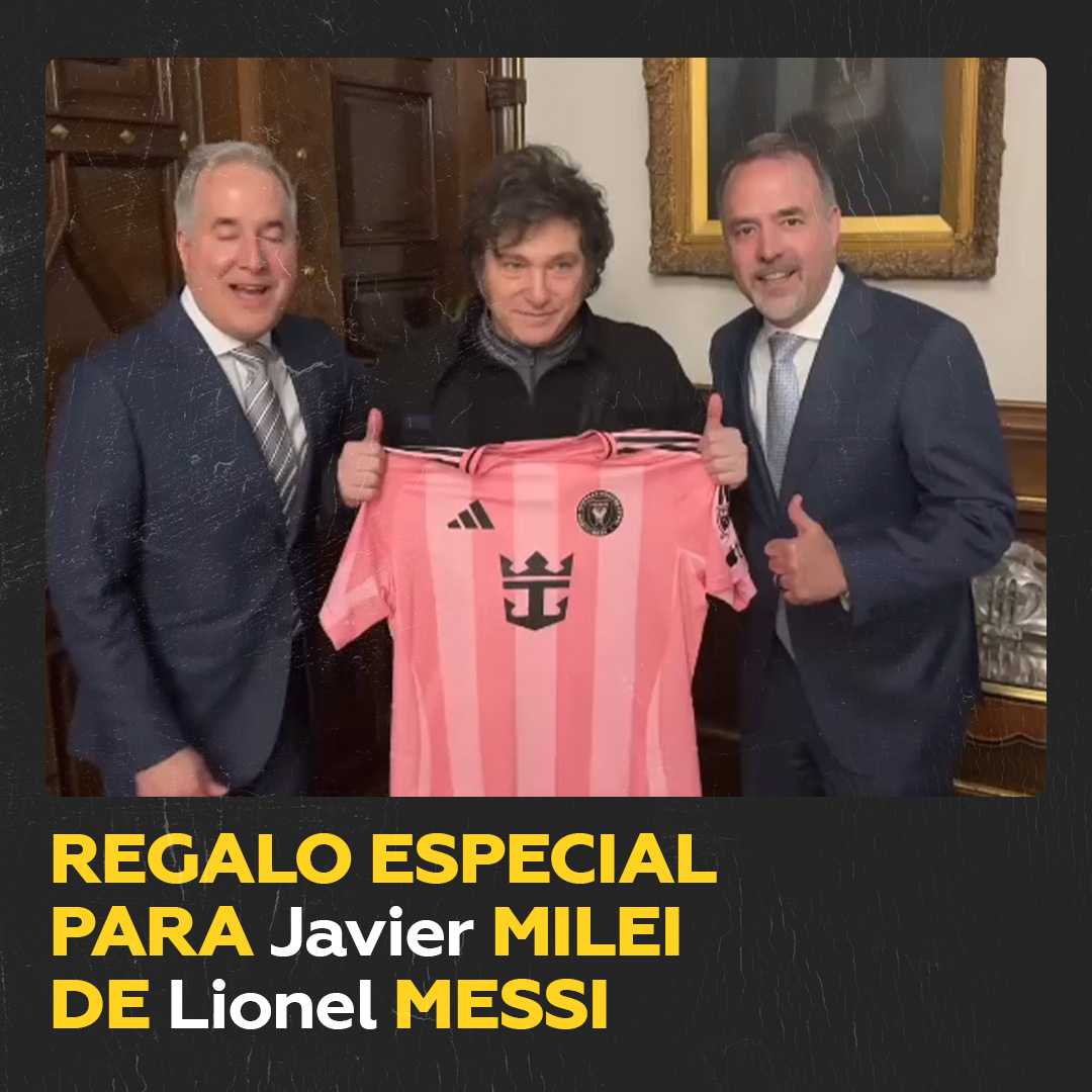 ¡Regalo futbolero! 🇦🇷⚽ Messi le envía a Milei una camiseta firmada El presidente de Argentina, Javier Milei, recibió este jueves una camiseta de fútbol de Lionel Messi, capitán de la selección campeona del mundo, un obsequio que entregaron los dueños del Inter Miami.
