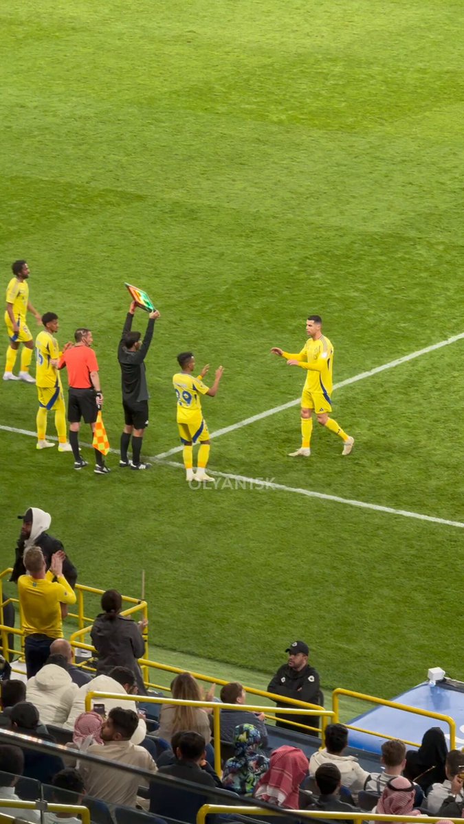 مغادرة الجماهير مع خروج رونالدو #النصر_الفيحاء