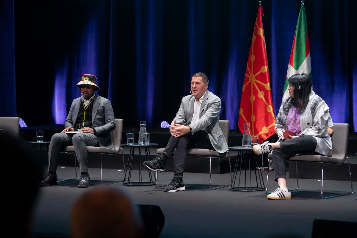 Gerra haiena da. Herriek bakea nahi eta behar dute! Etengabe gerra hauspotzen ari diren eta mundua arriskuan jartzen dutenen aurrean, bakearen bandera altxatzen jarraituko dugu, OTANi ezetz esan geniolako eta Gernikaren seme-alabak garelako. Arnaldo Otegi 🔻 | #ZUTUNIK ✊