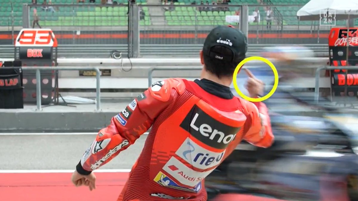 El vacile entre Marc Márquez y Alex Márquez es espectacular 😂 Peinetas van, peinetas vienen 🖕 #SepangTest #MotoGP 🏁