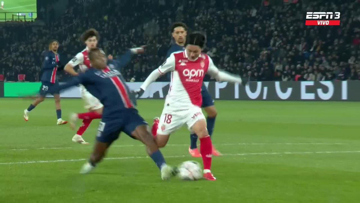 Espectáculo de cruce del ecuatoriano Willian Pacho 🇪🇨 en PSG-Mónaco. Le extirpó la pelota a Minamino.