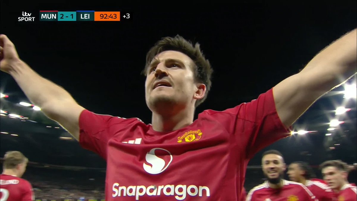 HARRY MAGUIIIIREEEE!!!! ⚽️💥 Manchester United have won it at the death! But is he offside? It doesn't matter, there's no VAR 📹 #MUFC | #LCFC | Emirates FA Cup