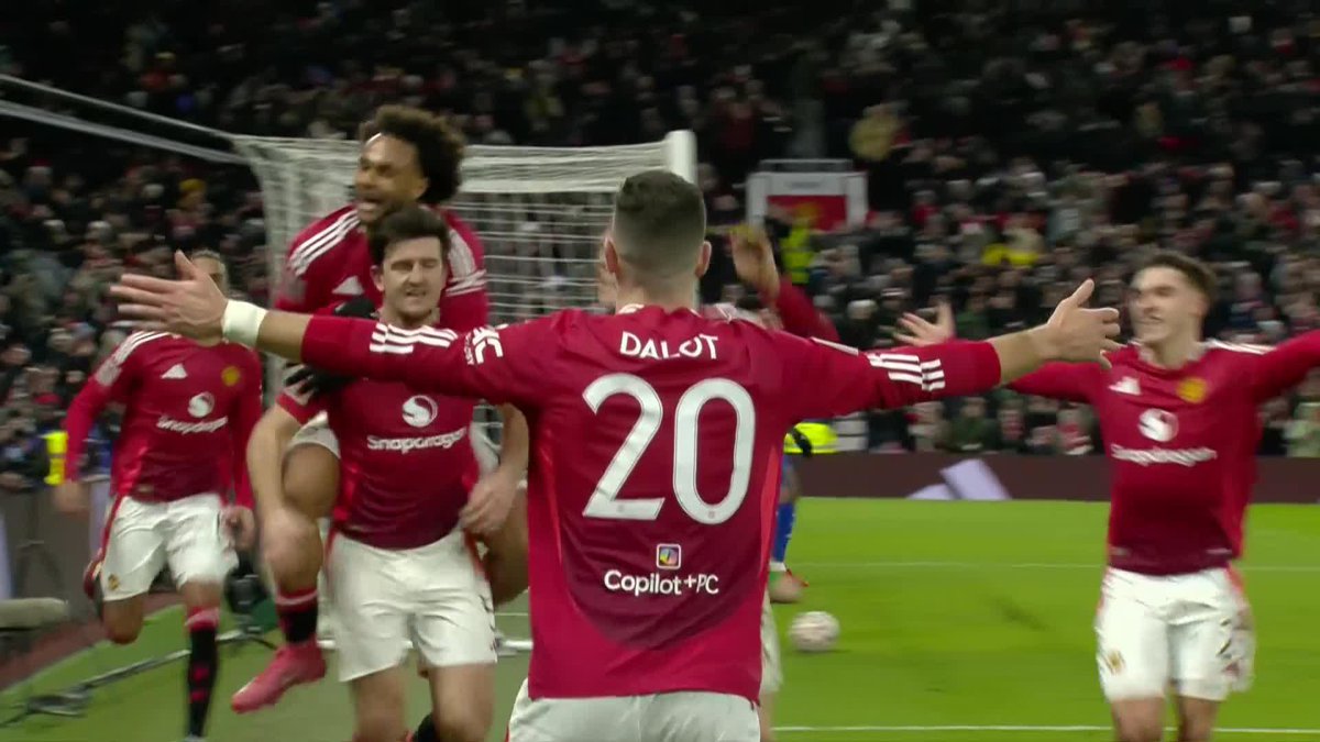MAGUUUUIIRRRREEEEE!!! Harry Maguire wins it at the death for Manchester United to send them through to fifth round 🤯 #EmiratesFACup