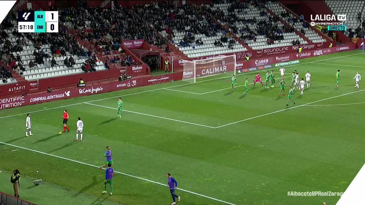 Y el momento random de la noche en #LaLigaHypermotion lo hemos visto en el Belmonte. Así ha marcado Agus Medina el 2-0 para el Albacete Balompié 🤍 frente al Real Zaragoza