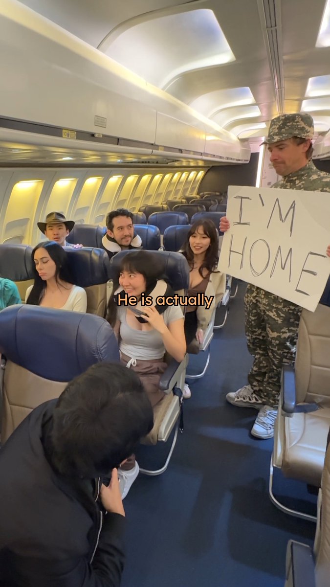 Military boyfriend surprises GF on plane 💍