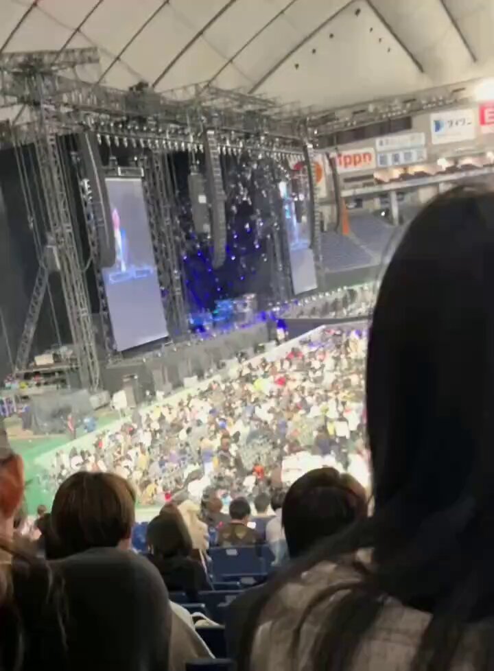 DJ Mailbox, the opening act for famous pop band Maroon 5, got the crowd hyped by playing #Jungkook's "Standing Next to You" and "Seven" at the start of Maroon 5's concert in Tokyo 🇯🇵. A real global hit!