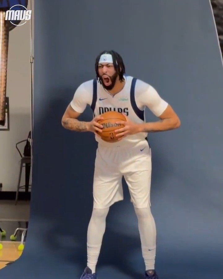 Those Mavs colors suit you, AD 🔵⚪ @antdavis23 // #MFFL
