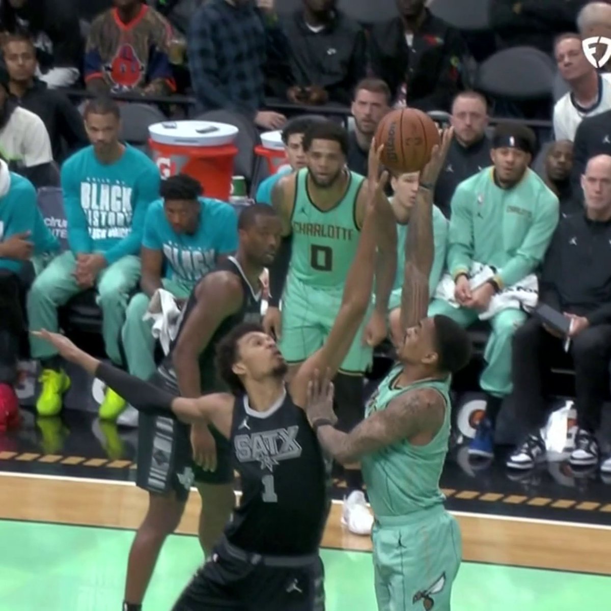 WEMBY WITH THE MOST CASUAL BLOCK 😳 Didn't even jump 👽