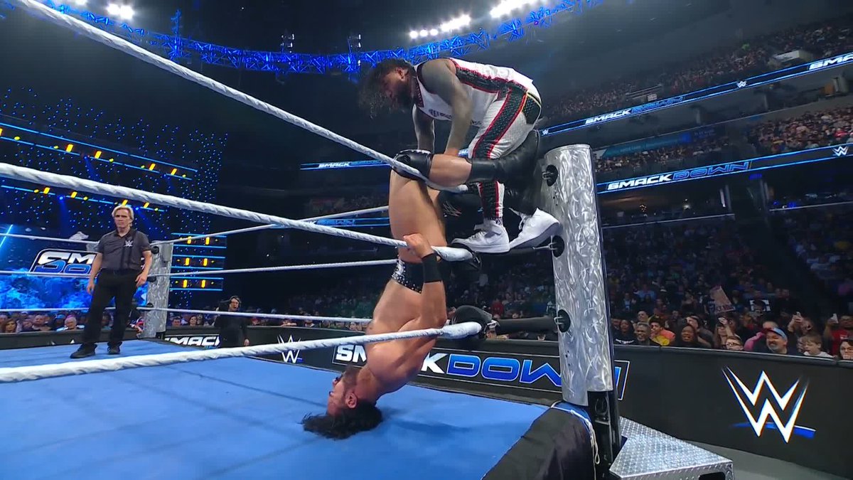 THIS IS AWESOME! 👏👏👏 #SmackDown