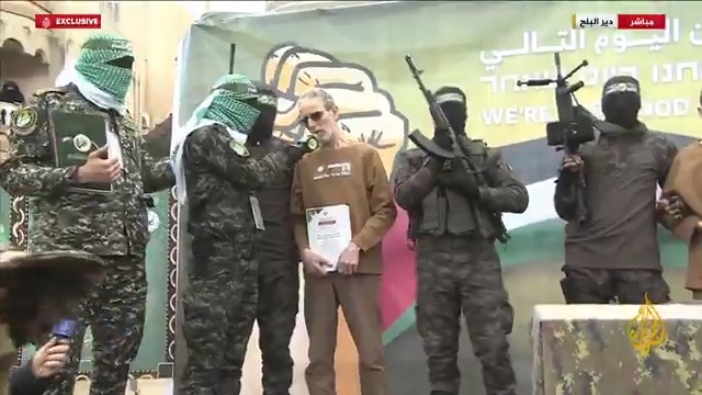 أحد الأسرى الإسرائيليين المفرج عنهم: أشكر كتائب القسام لأنهم حافظوا على حياتنا وأعطونا الطعام والماء، والطريقة الوحيدة لإعادة الأسرى إلى بيوتهم هي الاستمرار في المفاوضات وتنفيذ الصفقة #حرب_غزة #الأخبار