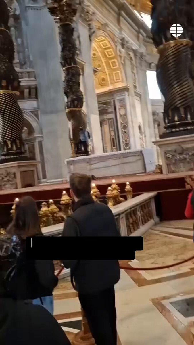 Un hombre entra en la Basílica de San Pedro y vandaliza el altar