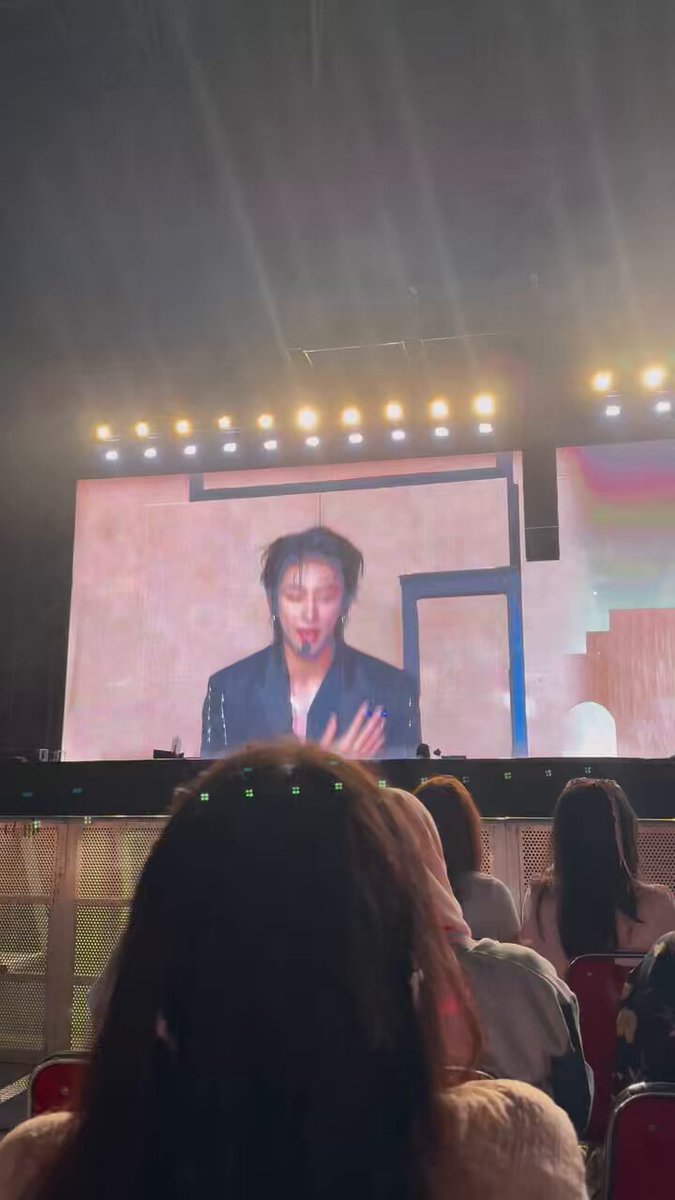 i never thought there’d be day when i hear minghao saying “mana suaranya” 😭 in shambles actually in shambles i got chills #SEVENTEEN_RIGHT_HERE_JAKARTA #SVT_RIGHT_HERE_IN_JAKARTA