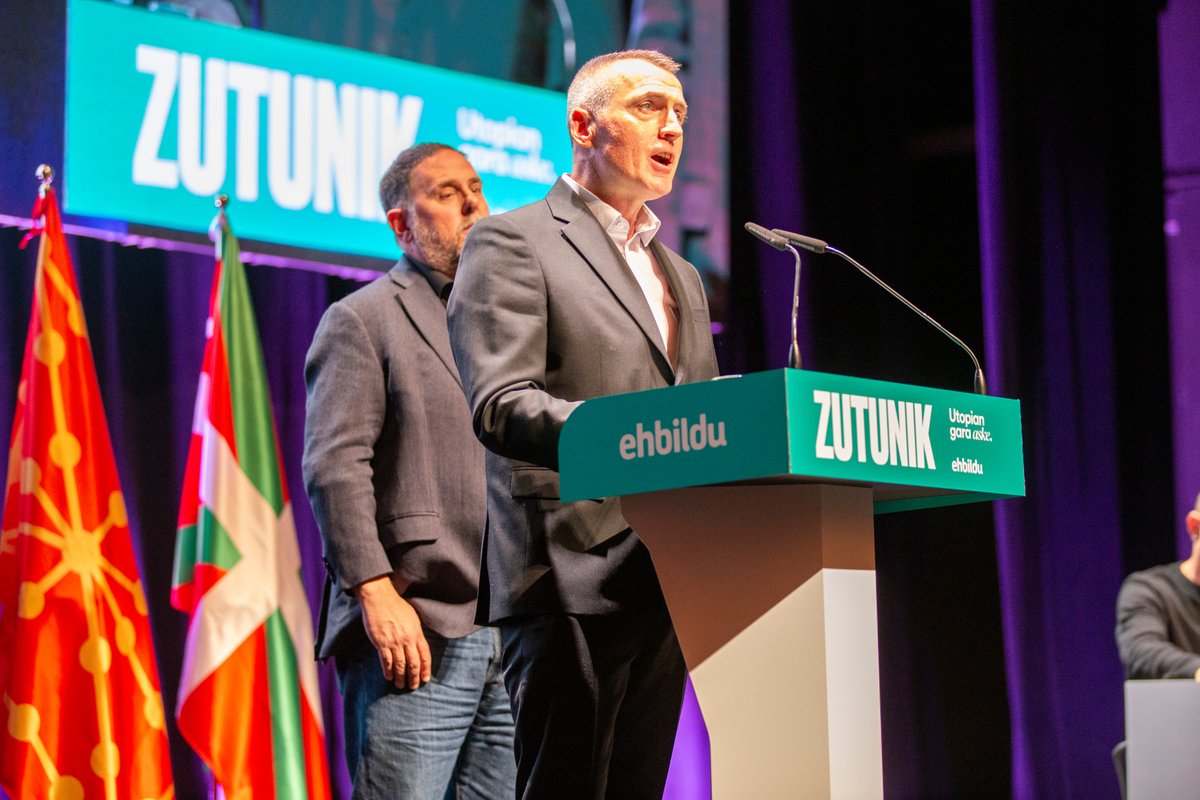 Gora Euskal Herria! Gora Irlanda! Gora errepublikak! Tiocfaidh ár lá! Declan Kearney|ren hitzak Sinn Féin|en izenean. #ZUTUNIK