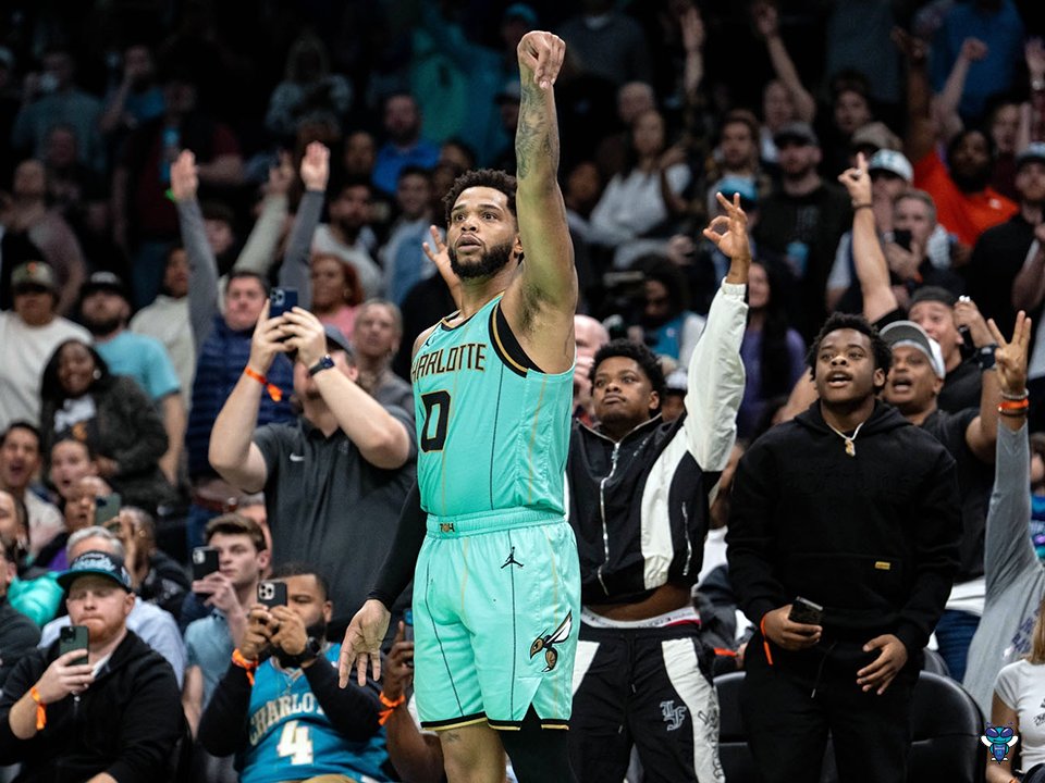 🎶 Dell Curry: "Miles Bridges from the corner, whoooaoh" 😂