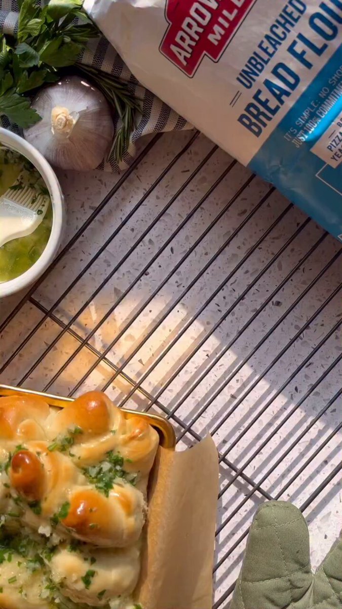 Soft, Buttery and infused with Garlic herb. This pull apart rolls are the perfect addition to any winter meal 🎥madison_eats I IG