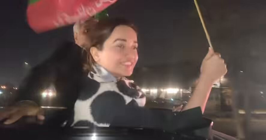 پہلی بار کسی نے اس نظام کو ٹکر دی ہے اپنے حق کی بات کی ہے مزاحمت کی ہے یہ نسل ہار نہیں مانیں گی کیونکہ ان کا لیڈر عمران احمد خان نیازی ہے ✌️