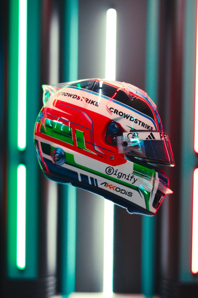 Bellissimo! Kimi's first F1 helmet 💚🤍❤️