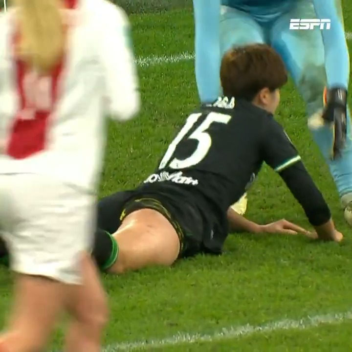 Een zeer ongelukkige eigen goal van Toko Koga... 😳 #ajafey