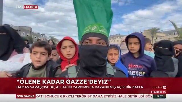 Rehine takasında dünyaya, "Gazze'yi terk etmiyoruz" mesajı. Hamas, İsrailli rehineler için hazırlanan alana "biz tufanız, biz ertesi günüz" yazılı pankart astı.