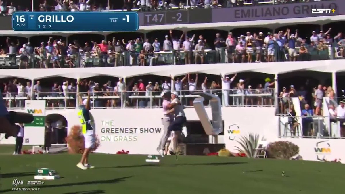 ¡¡¡LOCURA TOTAL DE EMILIANO GRILLO!!! El golfista argentino sorprendió al mundo del deporte al lograr un hoyo en 1 en el histórico hoyo 16 de #TPCScottsdale. ¡ES PARA FESTEJARLO ASÍ! ⛳🇦🇷👏 📺 Disfrutá del #TPCScottsdale por #DisneyPlus Premium