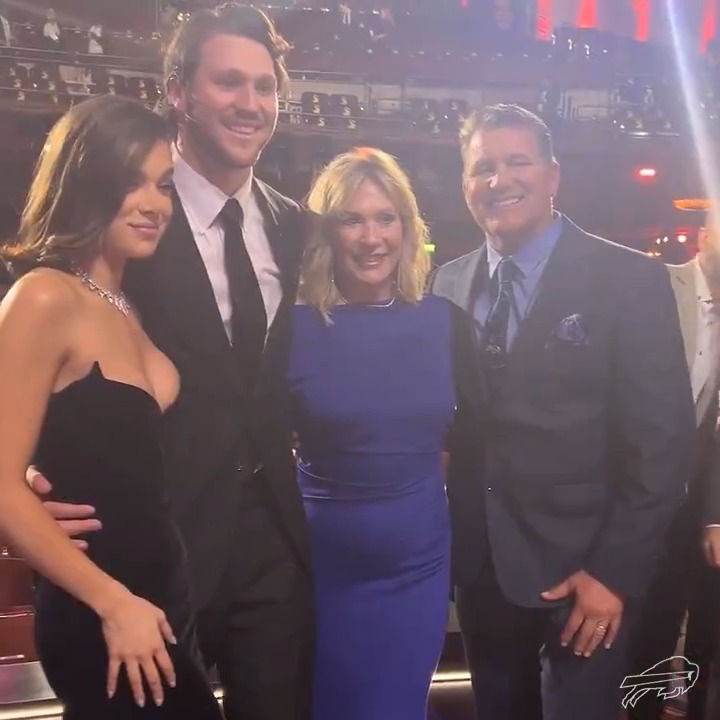 A night with the MVP. #NFLHonors | #BillsMafia