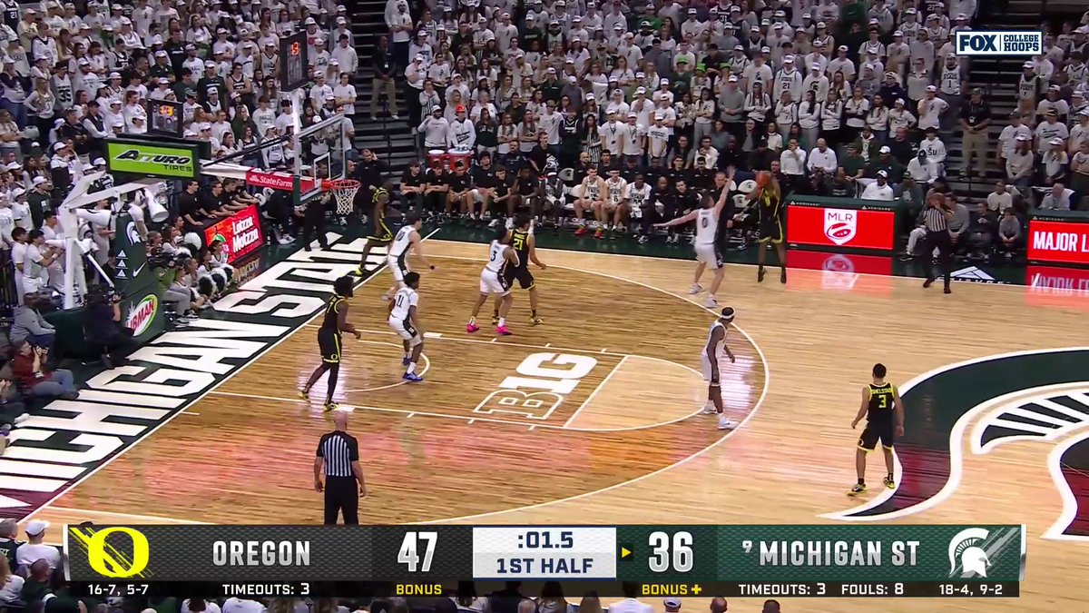 Just in time! Keeshawn Barthélémy with the buzzer beater before half! 🚨 Oregon Men's Basketball