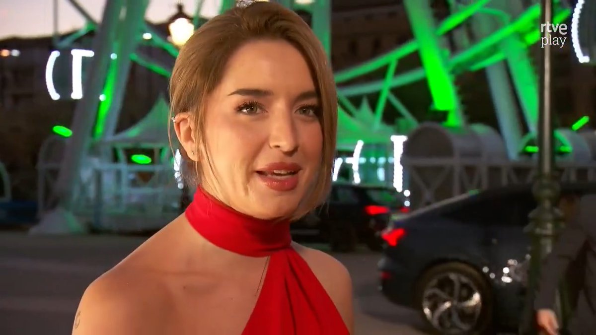 Llega a la alfombra roja Lola Índigo, que actuará esta noche en la gala, luciendo vestido Sybilla, zapatos Christian Louboutin y joyas Suot Studio. #Goya2025
