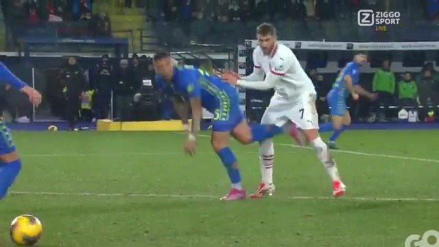 ROOD 🔴 Invaller Santiago Giménez wordt nagetrapt, wat een rode kaart oplevert voor Empoli, waardoor het nu tien tegen tien is! 👀 #ZiggoSport #SerieA #EmpoliMilan