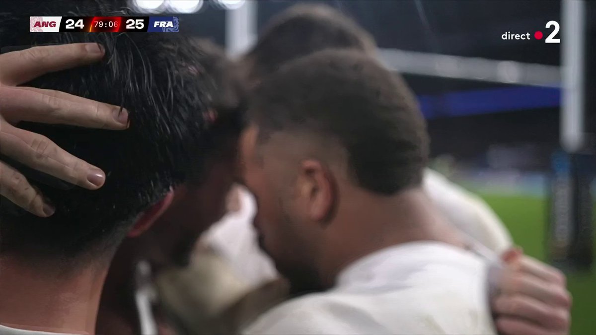 🏉 #SixNationsRugby | 😬 À LA DERNIÈRE MINUTE ! Terrible pour le XV de France : les Anglais inscrivent et transforment l’essai dans la dernière minute de jeu ! Les Bleus sont battus aujourd’hui à Twickenham. 📺 Suivez le direct : #ANGFRA