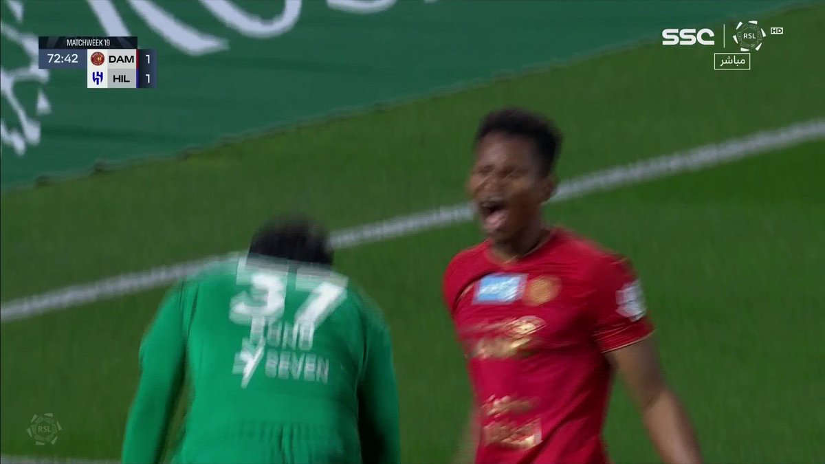 هدددددف!⚽️ ضمك يقلب النتيجة.. 🔥 تمريرة من كامانو وديالو يضيف الثاني في شباك الهلال ⚽️🥅 ضمك 2 × 1 الهلال #دوري_روشن_السعودي ⁧#ضمك_الهلال | #SSC