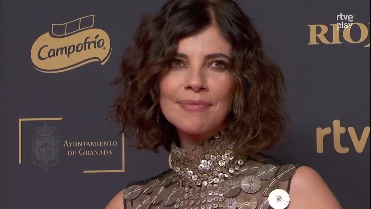 Maribel Verdú, presentadora de la gala, junto a Leonor Watling, con vestido de Alberta Ferreti y joyas Damiani. #Goya2025