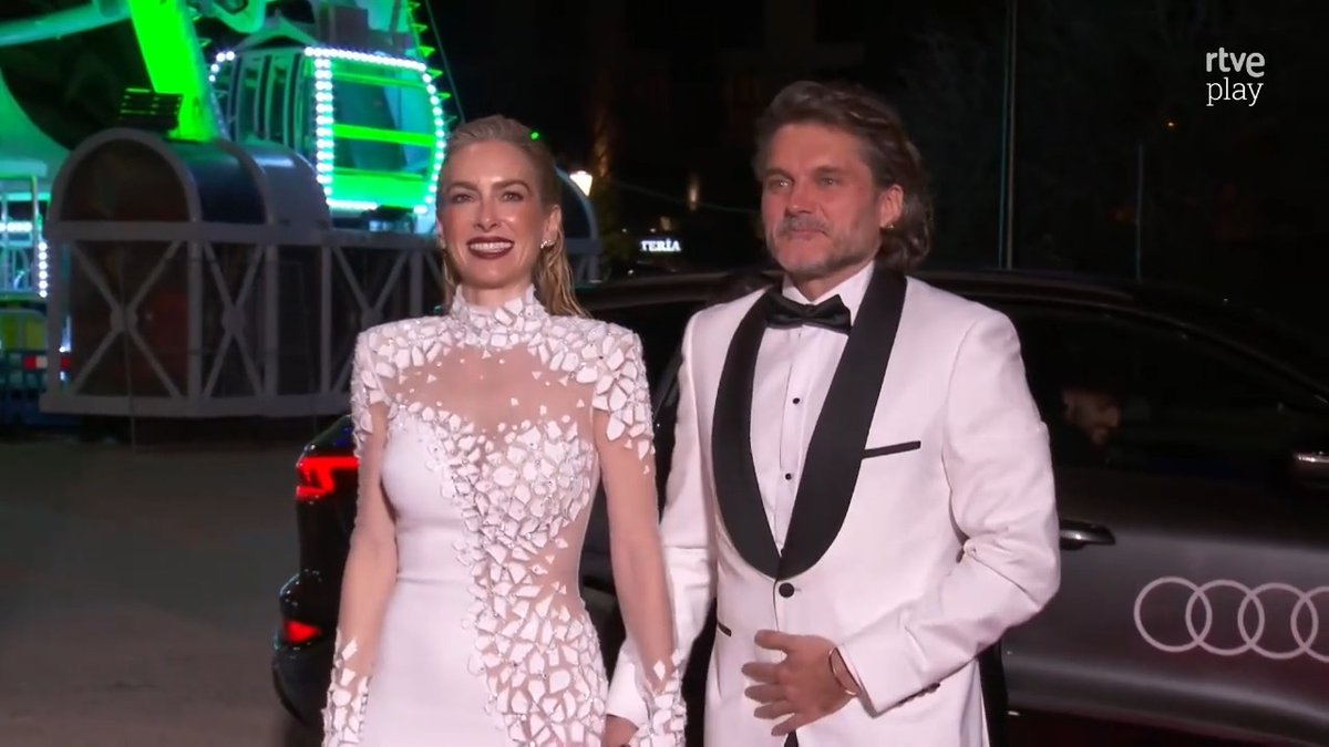 Salva Reina, vestido de Mann Ceremonias y acompañado de Kira Miró, está nominado a Mejor Actor de Reparto por "El 47". #Goya2025