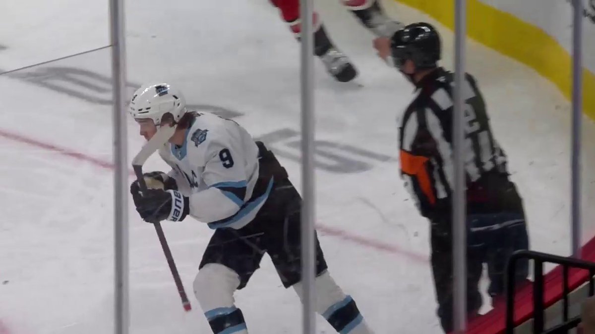 HERE COMES CLAYTON! 👀 He pots this one in all alone on the breakaway!