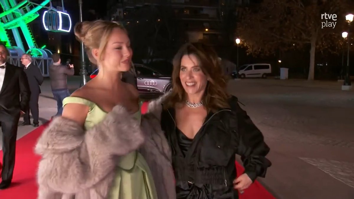 Llegan a la alfombra roja las actrices Ester Expósito y María León. Ambas entregarán premios esta noche, Ester a Mejor Actriz Revelación y Maria el de Mejor Actriz de Reparto. #Goya2025