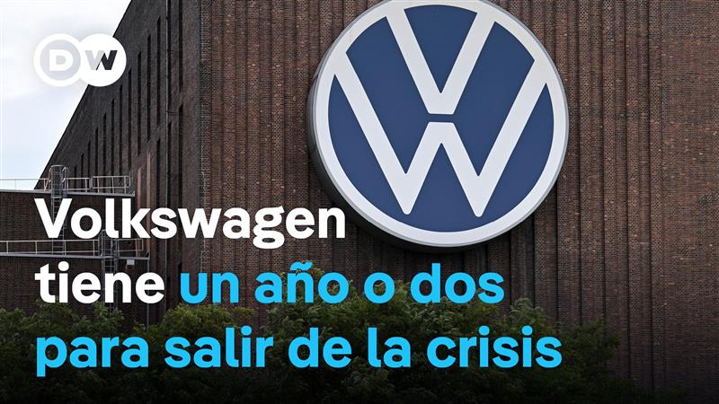 Por qué la crisis de Volkswagen es un fallo estratégico del sector del motor en Alemania Volkswagen tiene un año o dos para salir de la crisis. La dirección se planteó incluso el cierre de fábricas en Alemania. La presión de los trabajadores lo evitó, pero la preocupación sigue. Algunos economistas dudan de la efectividad del plan de ahorro anunciado en diciembre. #DWPlazaFráncfort analiza cómo Volkswagen llegó a esta situación y qué posibilidades tiene para sobrevivir a la competencia mundial.