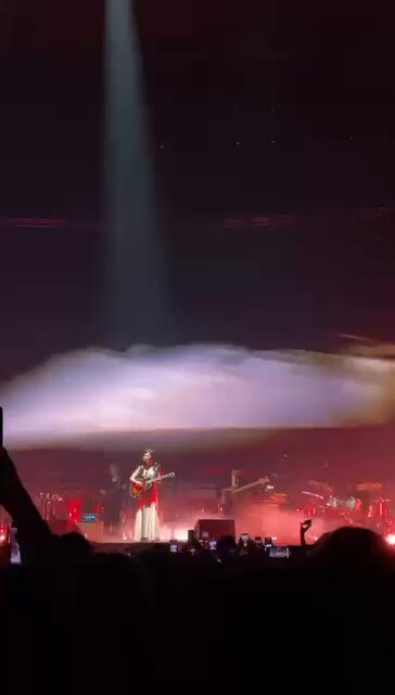 Gracie performing ‘Blowing Smoke’ tonight in Madrid, ES