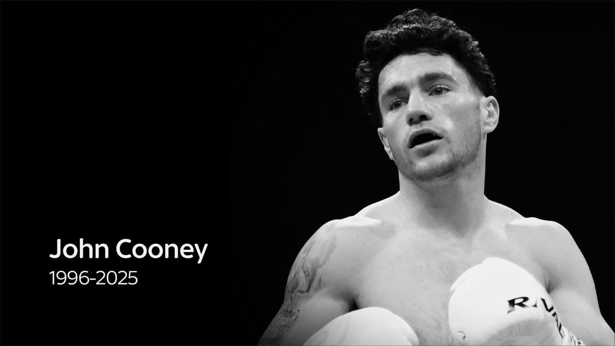 Irish boxer John Cooney has died a week after his Celtic super-featherweight title fight at the Ulster Hall in Belfast.