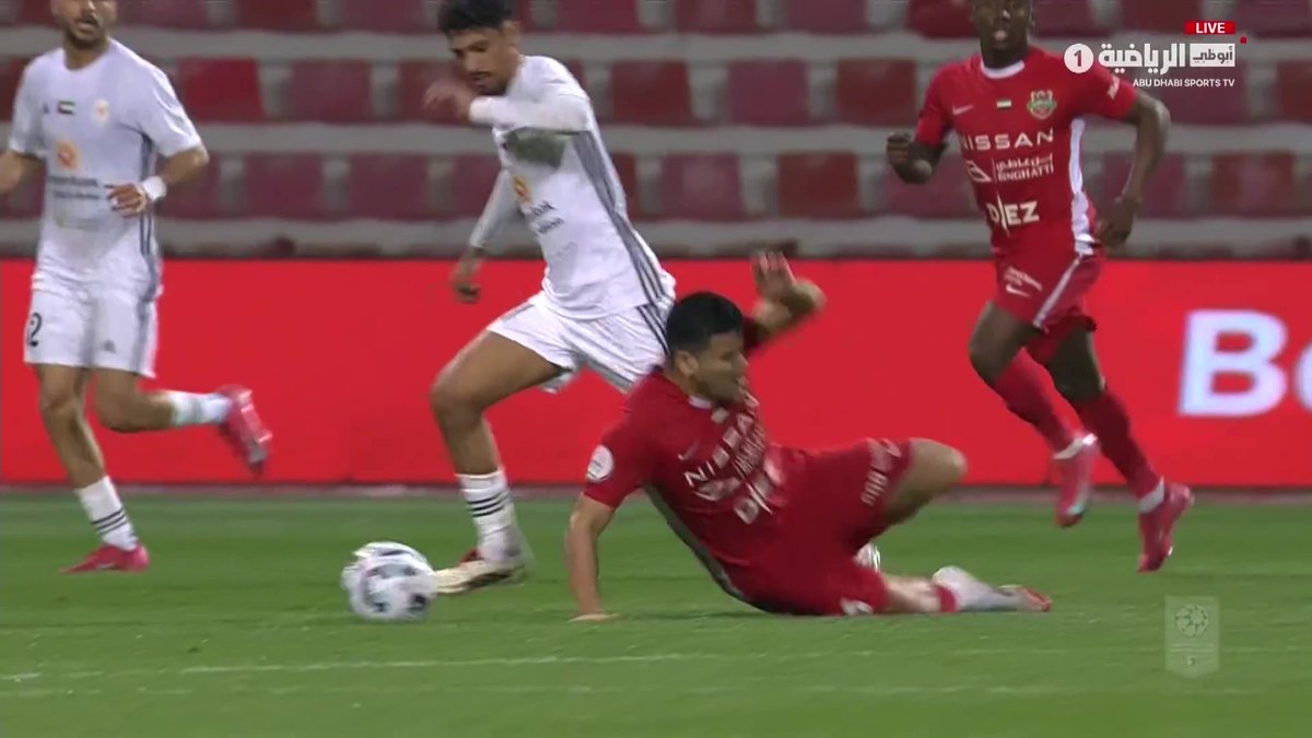 مهارة رائعة من عبدالله عبدالعزيز لاعب عجمان - للعلم: بوحميد هداف دوري الرديف وهو صانع العاب 😍