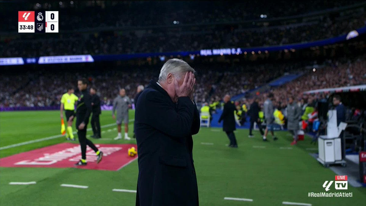 A controversial penalty awarded to Atletico Madrid after a VAR review 👀 The Real Madrid players and Ancelotti are in disbelief 😮