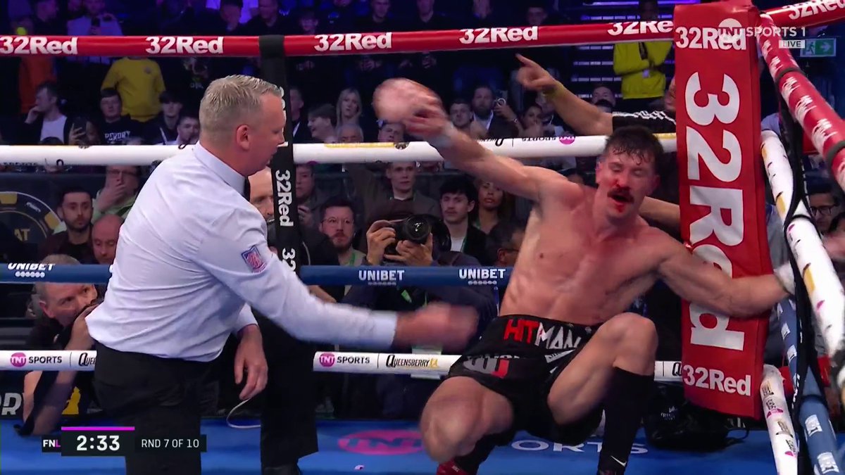 Sofiane Khati has Nathan Heaney in HUGE trouble 😳 #ChisoraWallin | LIVE on TNT Sports &amp; discovery+ UK